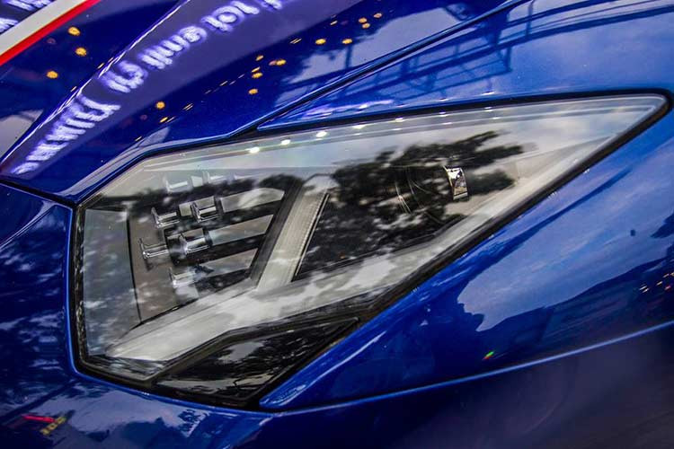 Bên hông xe được trang bị thêm cánh lướt gió mới. Đuôi xe có sự thay đổi ở bộ khuếch tán, lưới tản nhiệt, ống xả và đáng kể nhất là cánh lướt gió cố định cỡ lớn bằng sợi carbon. So với Aventador thường, phiên bản SV mạnh hơn 50 PS, nhẹ hơn 50 kg. Thân xe cũng đạt hiệu quả khí động học lớn hơn 150% và lực ép thân xe xuống mặt đường hơn 170%.