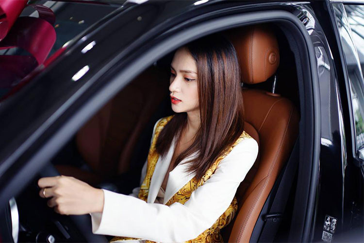 Hệ thống âm thanh giải trí với đầu đọc CD, màn hình màu TFT 7-inch cảm ứng đa phương tiện, bộ thu sóng phát thanh, kết nối Bluetooth, trình duyệt Internet. Touchpad điều khiển cảm ứng trên bệ trung tâm,đầu đọc thẻ cho hệ thống dẫn đường và định vị vệ tinh toàn cầu GPS, cổng kết nối truyền thông đa phương tiện phía dưới tựa tay trung tâm, hỗ trợ các thiết bị giải trí di động.