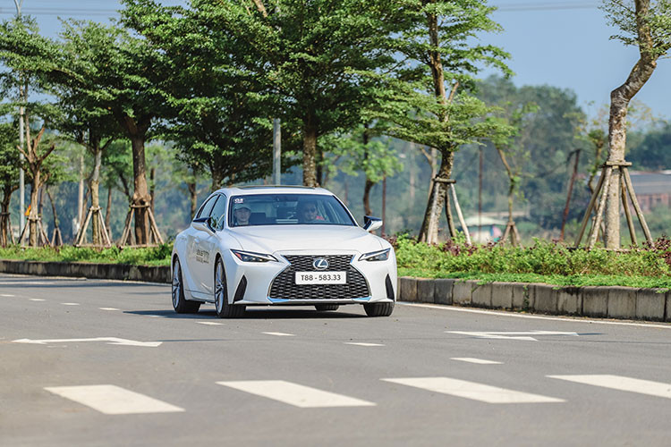 Hành trình Lexus Signature 2021 như một nốt ngân vang trong trẻo, là niềm phấn khích đến tột cùng bên cạnh sự tĩnh lặng êm dịu, cảm nhận được đặc quyền tận hưởng những giá trị nghệ thuật đỉnh cao, là tất cả những điều tinh tế nhất định hình nên phong cách sống sang trọng cho chủ nhân của những chiếc xe hạng sang Lexus.