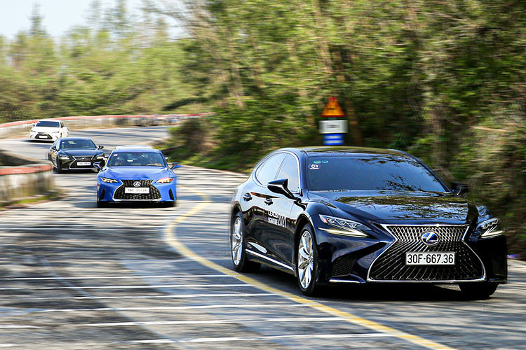 Đèo Hải Vân với những góc cua tay áo dồn dập cùng sự chênh lệch lớn về độ cao cũng không thể làm khó những chiếc xe sang mà ngược lại càng làm rõ nét hơn đẳng cấp của mỗi chiếc xe dù sử dụng máy xăng thuần chủng hay hệ thống Hybrid trên Lexus. Người lái được trải nghiệm nhiều cung bậc cảm xúc khác nhau, từ sự yên tĩnh gần như tuyệt đối trên chiếc LS500h đến sự đầm chắc của hệ thống khung gầm mới hoàn toàn trên chiếc IS300h. 