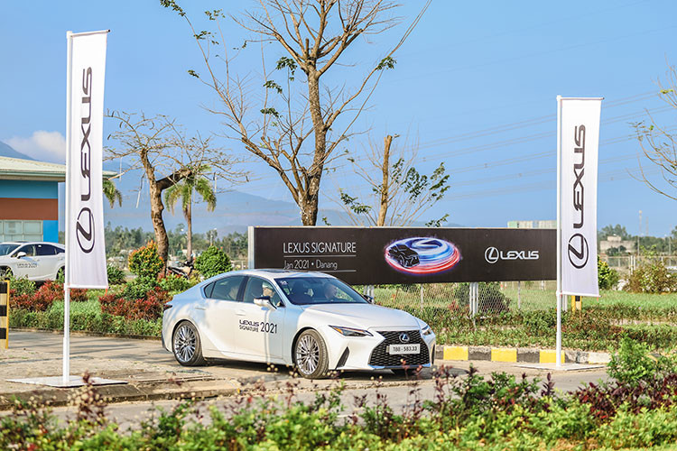 Tiếp nối màn thưởng thức nghệ thuật thị giác là một không gian giao hòa giữa ẩm thực cung đình Huế và những giai điệu piano trầm bổng, du dương. Màn biểu diễn piano của nghệ sĩ Tuấn Mạnh mang nét phá cách và hứng khởi, đều là những giá trị mà Lexus luôn đưa vào trong các sản phẩm của mình. Trong khi đó, với ẩm thực cung đình Huế, nghệ nhân Thủy Tiên cùng với những chiếc bánh đậu xanh trái cây được tô vẽ bằng tay, sử dụng màu tự nhiên, lại thể hiện một giá trị khác của Lexus, giá trị thủ công – Takumi, điều mà người Nhật luôn tự hào.