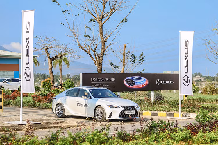 Tiếp nối màn thưởng thức nghệ thuật thị giác là một không gian giao hòa giữa ẩm thực cung đình Huế và những giai điệu piano trầm bổng, du dương. Màn biểu diễn piano của nghệ sĩ Tuấn Mạnh mang nét phá cách và hứng khởi, đều là những giá trị mà Lexus luôn đưa vào trong các sản phẩm của mình. Trong khi đó, với ẩm thực cung đình Huế, nghệ nhân Thủy Tiên cùng với những chiếc bánh đậu xanh trái cây được tô vẽ bằng tay, sử dụng màu tự nhiên, lại thể hiện một giá trị khác của Lexus, giá trị thủ công – Takumi, điều mà người Nhật luôn tự hào.