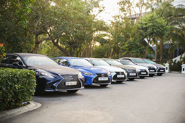Nếu như thiết kế của những xe Lexus mang đến những ấn tượng về sự dung hòa của những giá trị đối lập thì khả năng vận hành lại đem tới cảm giác đầy hứng khởi dù ở vị trí cầm lái hay đồng hành, từ trải nghiệm bùng nổ, mạnh mẽ mỗi khi đạp ga hay sự êm ái, nhẹ nhàng trên mọi cung đường của hành trình gần 100 km từ Đà Nẵng, vượt qua đèo Hải Vân tới cố đô Huế hay trên những đường lái thử được thiết kế chuyên biệt.