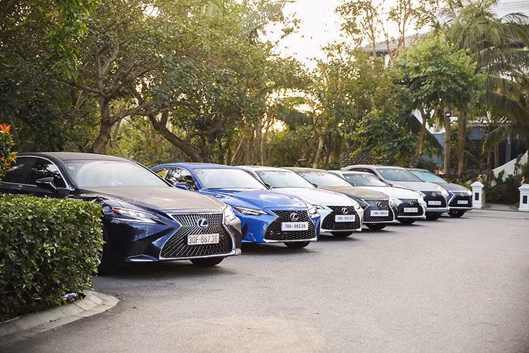 Nếu như thiết kế của những xe Lexus mang đến những ấn tượng về sự dung hòa của những giá trị đối lập thì khả năng vận hành lại đem tới cảm giác đầy hứng khởi dù ở vị trí cầm lái hay đồng hành, từ trải nghiệm bùng nổ, mạnh mẽ mỗi khi đạp ga hay sự êm ái, nhẹ nhàng trên mọi cung đường của hành trình gần 100 km từ Đà Nẵng, vượt qua đèo Hải Vân tới cố đô Huế hay trên những đường lái thử được thiết kế chuyên biệt.