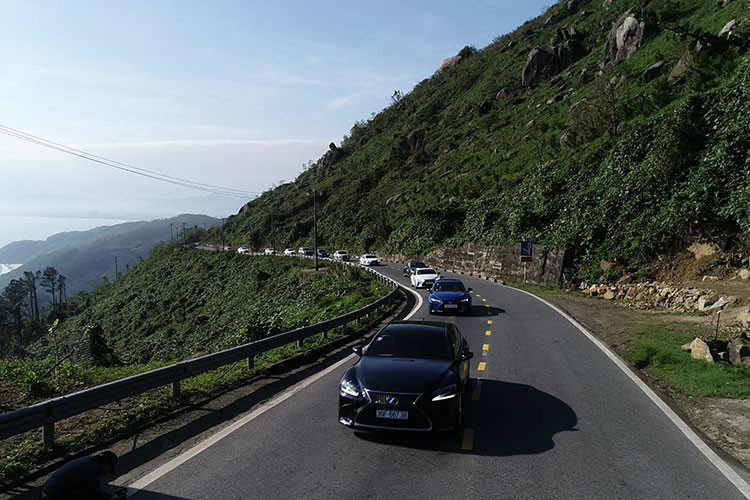 Khởi động hành trình ngày 15/1, khách mời được tham quan không gian nghệ thuật Lê Bá Đảng với những tác phẩm giao hòa giữa chất truyền thống và hiện đại, đem đến trải nghiệm vương giả nhưng không kém phần tinh tế. Không gian bảo tàng Lê Bá Đảng trưng bày hàng trăm tác phẩm cắt giấy, điêu khắc, tranh sơn dầu, Tấn tuồng nhân loại và nghệ thuật sắp đặt... của cố danh họa. Sự đồng điệu giữa đỉnh cao nghệ thuật và cảm xúc lập tức được liên tưởng tới những tác phẩm của các bậc thầy thủ công Takumi trên từng chiếc xe Lexus.