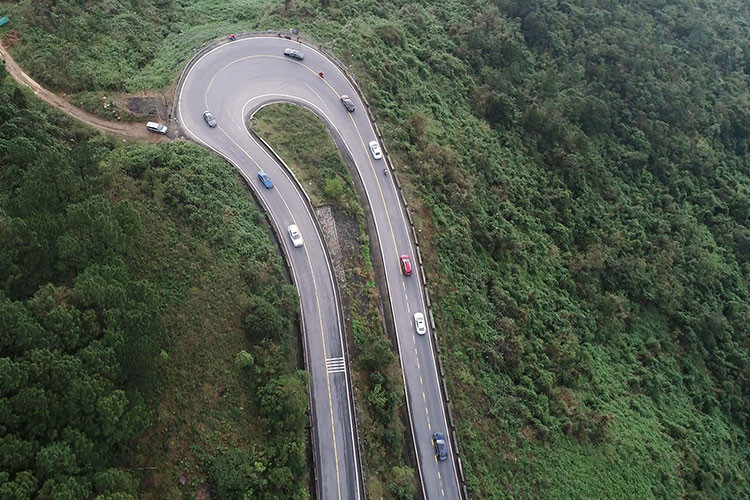 Ngoài ra, độ nhạy bén của chân ga và vô-lăng kết hợp với hoạt động mượt mà của hộp số cũng cho người lái cảm giác ấn tượng, phá bỏ định kiến về những chiếc xe sang chỉ phục vụ “ông chủ” ngồi sau. Cùng với đó, những chiếc xe Lexus cũng sở hữu hàng loạt công nghệ hỗ trợ người lái (camera 360 độ, hệ thống LSS thế hệ thứ 2, các chế độ lái khác nhau…), giúp nâng tầm an toàn cũng như trải nghiệm cho bất cứ ai ngồi trên xe.