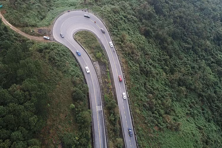 Ngoài ra, độ nhạy bén của chân ga và vô-lăng kết hợp với hoạt động mượt mà của hộp số cũng cho người lái cảm giác ấn tượng, phá bỏ định kiến về những chiếc xe sang chỉ phục vụ “ông chủ” ngồi sau. Cùng với đó, những chiếc xe Lexus cũng sở hữu hàng loạt công nghệ hỗ trợ người lái (camera 360 độ, hệ thống LSS thế hệ thứ 2, các chế độ lái khác nhau…), giúp nâng tầm an toàn cũng như trải nghiệm cho bất cứ ai ngồi trên xe.