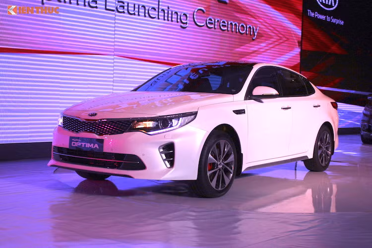 Giá bán của mẫu xe sedan Kia Optima vừa được nhà phân phối Kia Thaco công bố mức giá mới từ 749 triệu đồng cho phiên bản 2.0 AT. Trước đó mẫu xe này có giá lên tới 865 triệu đồng. Như vậy tổng giá trị của xe giảm giá lên tới 116 triệu đồng. Đây được xem là mức giá khá tốt cho mẫu xe ôtô thương hiệu Hàn Quốc tại thời điểm này.