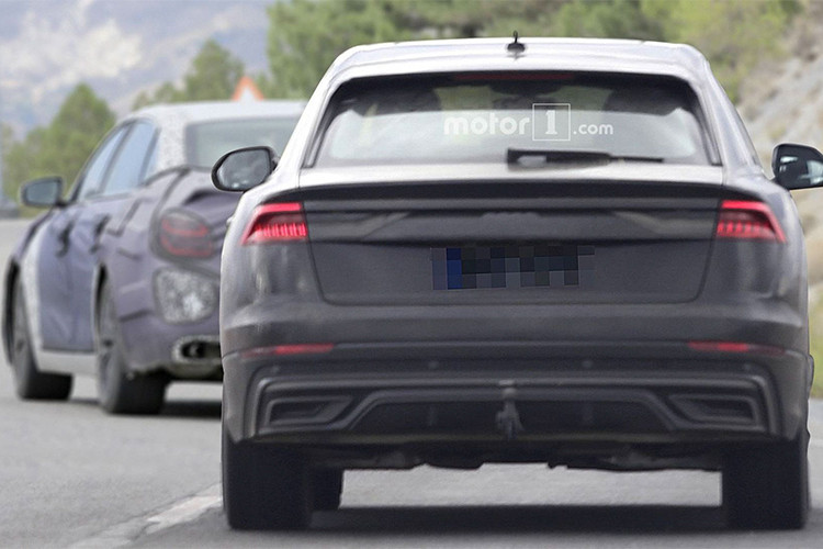 Một số điểm khác biệt so với bản concept có thể thấy rõ như các hốc gió bên dưới đèn pha đã đóng lại, và các khe gió ở phía sau cũng không còn. Hai bên hông xe cũng được lược bớt các chi tiết, nhìn đơn giản hơn bản concept, gương cửa lớn hơn và trên cửa có tay nắm, chứ không ẩn.