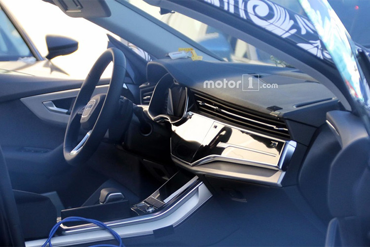 Đại diện phía Audi cũng cho biết mẫu Q8 phiên bản mới này sẽ là mẫu SUV cao cấp nhất của hãng, cạnh tranh với Land Rover Range Rover. Xe được phát triển từ dòng Q7, nhưng giống như Range Rover, sẽ chỉ có 2 hàng ghế, nhằm tăng tối đa sự thoải mái cho người ngồi trên xe.