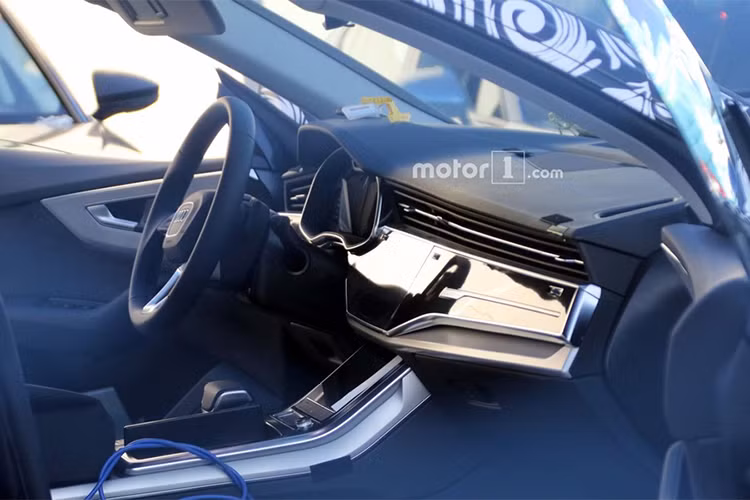 Đại diện phía Audi cũng cho biết mẫu Q8 phiên bản mới này sẽ là mẫu SUV cao cấp nhất của hãng, cạnh tranh với Land Rover Range Rover. Xe được phát triển từ dòng Q7, nhưng giống như Range Rover, sẽ chỉ có 2 hàng ghế, nhằm tăng tối đa sự thoải mái cho người ngồi trên xe.