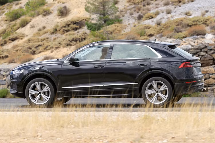 Những hình ảnh mới nhất chụp xe trên đường chạy thử ở châu Âu mới đây cho thấy thiết kế của Audi Q8 2019 phiên bản sản xuất thực tế khá trung thành với thiết kế của các bản concept từng được xuất hiện trước đây.