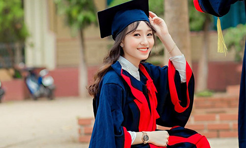 Nu cuoi rang ro cua nu sinh xinh dep bi liet ca hai chan