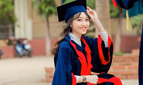 Nu cuoi rang ro cua nu sinh xinh dep bi liet ca hai chan