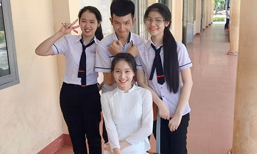 Nu cuoi rang ro cua nu sinh xinh dep bi liet ca hai chan-Hinh-2