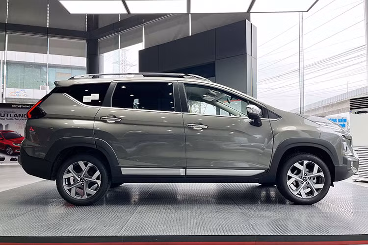 Mitsubishi Xpander Cross 2023 tu 698 trieu tai Viet Nam, nang cap dang tien-Hinh-7