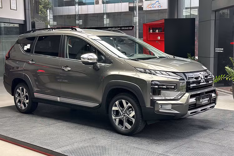 Mitsubishi Xpander Cross 2023 tu 698 trieu tai Viet Nam, nang cap dang tien