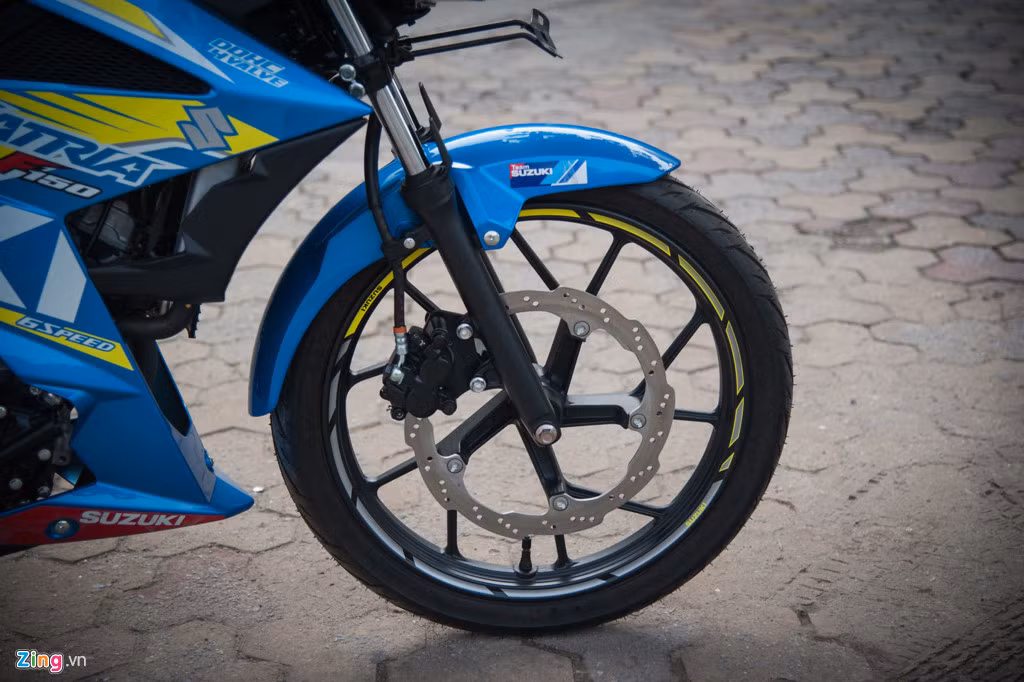 Satria F150 được trang bị phanh đĩa đơn phía trước, vành đúc 17 inch đi kèm bộ lốp kích thước 70/90-17. Xe sử dụng giảm xóc dạng ống lồng thủy lực phía trước và monoshock phía sau.