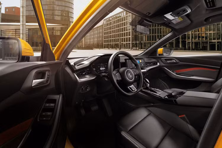 Bước vào bên trong, nội thất của mẫu xe sedan hạng C này cũng mang nét khá tương đồng với vẻ ngoài. Vô-lăng thiết kế D-Cut. Ghế ngồi thể thao với phần đệm đỡ hông hai bên, có thể chỉnh điện 6 hướng. Đồng hồ hiển thị dạng kỹ thuật số với màn hình vituarl cockpit kích thước 7 inch.