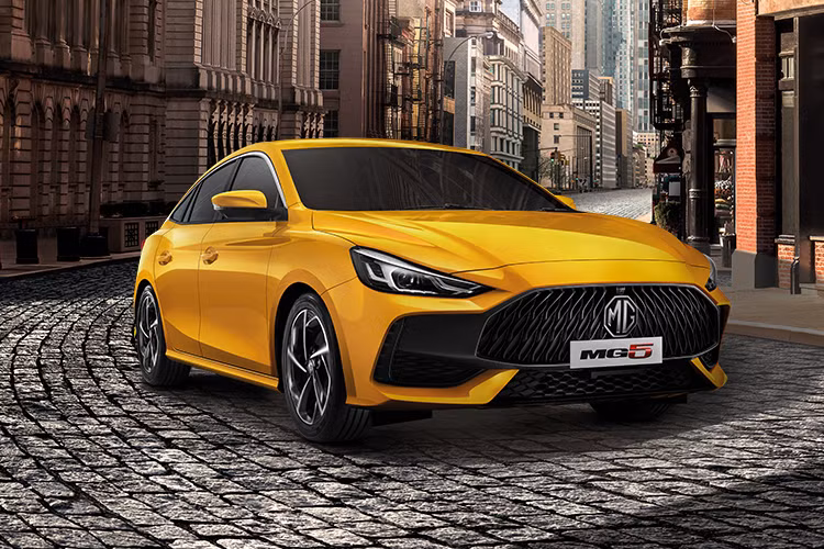 Khi ra mắt, MG5 sẽ cạnh tranh trong phân khúc sedan hạng C tại Việt Nam đặc biệt là đối thủ Kia K3. Giá xe MG5 2022 tại Việt Nam bán ra là 579 triệu đồng và được nhập khẩu từ Thái Lan. Đây là mức giá khá cạnh tranh, chỉ tương đương với các mẫu xe hạng B hiện nay trên thị trường.