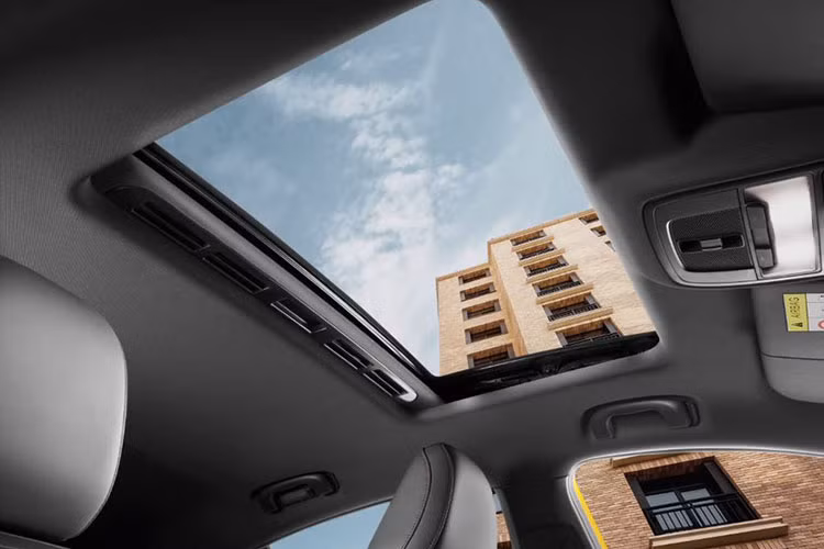 Về vận hành, MG5 tại Việt Nam sử dụng động cơ xăng 1.5L hút khí tự nhiên. Cỗ máy này cho công suất tối đa 112 mã lực và mô-men xoắn cực đại 150Nm tại 4.500 vòng/phút. Xe trang bị hộp số biến thiên vô cấp CVT giả lập 8 cấp độ. Theo nhà sản xuất, tốc độ tối đa của MG5 là 180km/h.