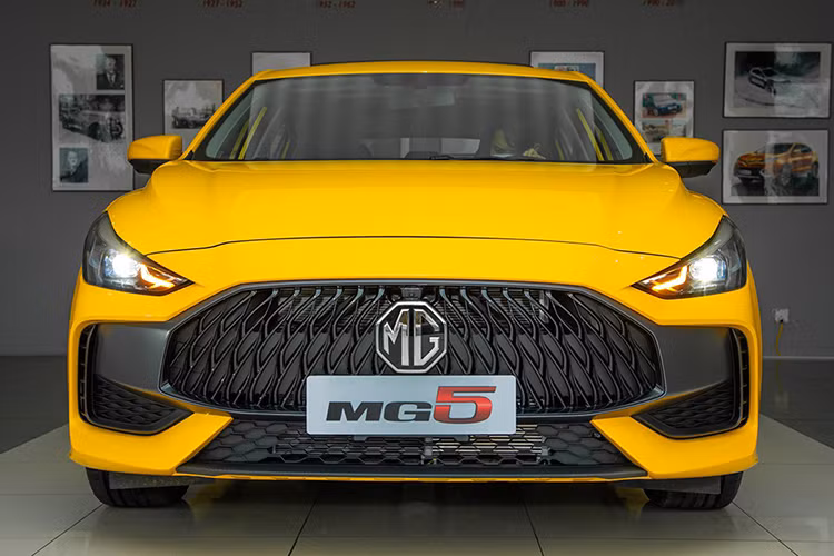 Lưới tản nhiệt kỹ thuật số theo hình ngọn lửa, cụm đèn pha LED tự động phía trước được thiết kế sắc sảo, cụm đèn hậu LED bắt mắt được lấy cảm hứng từ đường đua thể hiện đầy đủ di sản thể thao của MG, cùng mâm xe hợp kim 17-inch với hai tông màu kết hợp, thiết kế mô phỏng kiểu dáng lưỡi rìu TOMAHAWK, ống xả kép giả lập là những chi tiết tạo nên ấn tượng mạnh mẽ ngay từ cái nhìn đầu tiên.