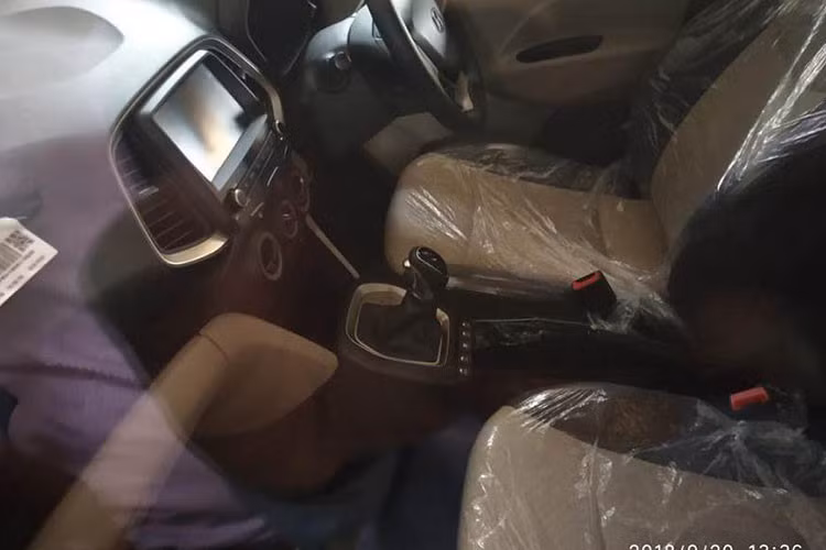 Hyundai Santro có sức mạnh từ động cơ Epsilon 1,1 lít cũng sẽ đi kèm với hộp số tay 5 cấp. Santro dự kiến sẽ có một con số tiết kiệm nhiên liệu được thử nghiệm ARAI là 20.3 kpl. Gần như một điều chắc chắn, Hyundai Santro sẽ được trang bị 2 túi khí cùng với đó là hệ thống chống bó cứng phanh ABS.