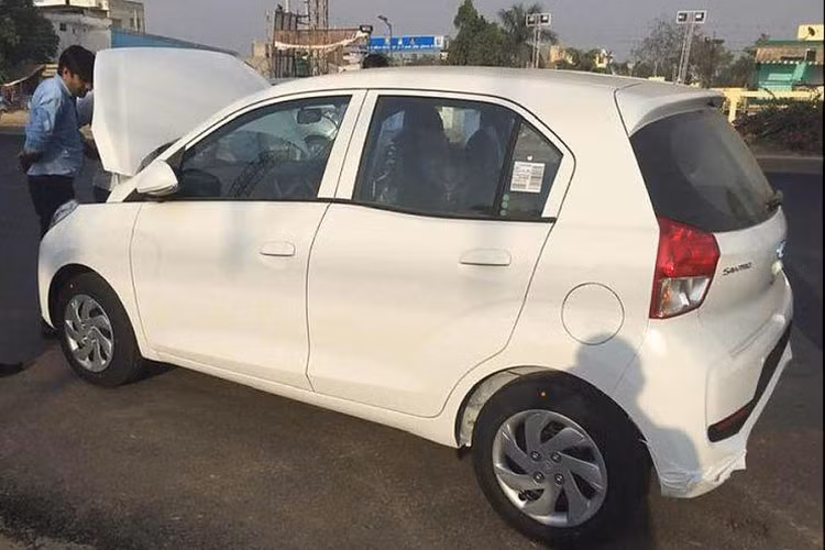 Những điểm nhấn trong thiết kế của mẫu xe cỡ nhỏ giá rẻ của nhà sản xuất ôtô Hyudai này bao gồm cụm đèn pha vuốt ngược về phía sau và lưới tản nhiệt Cascading Grille cỡ lớn, đi kèm viền mạ crôm. Nằm hai bên lưới tản nhiệt mới là cụm đèn sương mù khá lớn. Đuôi xe thiết kế gọn gàng với cửa cốp cỡ lớn, cản sau mập mạp và cụm đèn hậu phong cách.