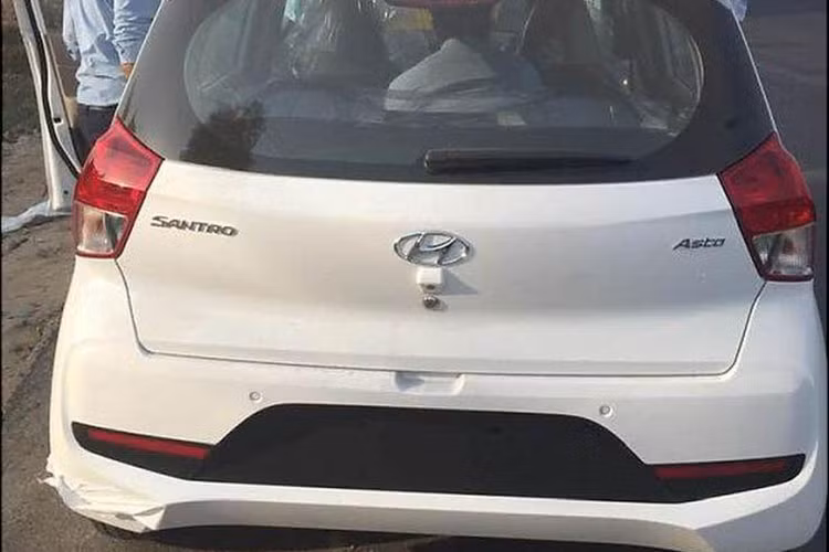 Hyundai Santro 2019 được phát triển dựa trên phiên bản nâng cấp của cơ sở gầm bệ dùng cho Grand i10. Xe sở hữu chiều dài 3.610 mm, rộng 1.645 mm, cao 1.560 mm và chiều dài cơ sở chỉ 2.400 mm. So với thế hệ đầu tiên, Hyundai Santro 2019 có khoảng duỗi chân ở hàng ghế trước tăng thêm 62 mm và tăng 16 mm ở phía sau.