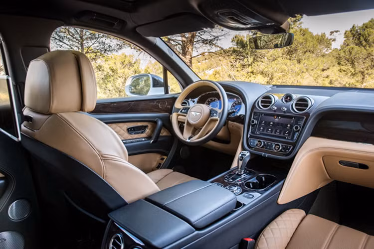 Nội thất của mẫu xe Bentley Bentayga Speed 2020 sử dụng những vật liệu cao cấp do chính các chủ nhân chiếc xe tùy chọn. Trong khi đó, ngoại thất của chiếc xe sẽ mang ngôn ngữ thiết kế đồng nhất với với mẫu xe Continental GT Speed.