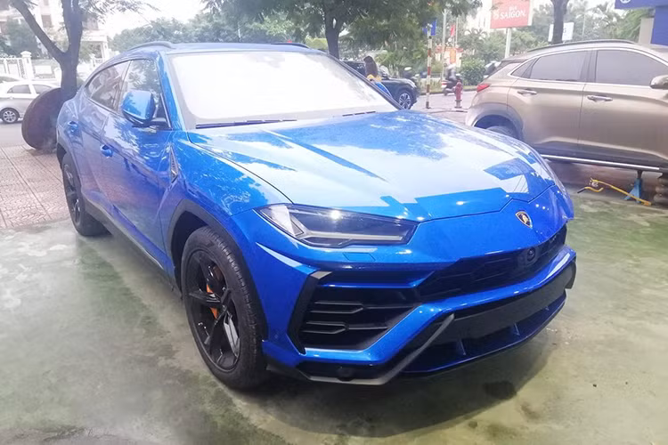Đây là chiếc siêu SUV Lamborghini Urus duy nhất tại Việt Nam có màu sơn xanh Blu Eleos, nó cũng là chiếc Urus độc nhất ở Hải Phòng. Xe "nhập tịch" thành phố Cảng cách đây hơn 1 năm nhưng bây giờ mới được chủ nhân hoàn thành thủ tục để ra biển số.
