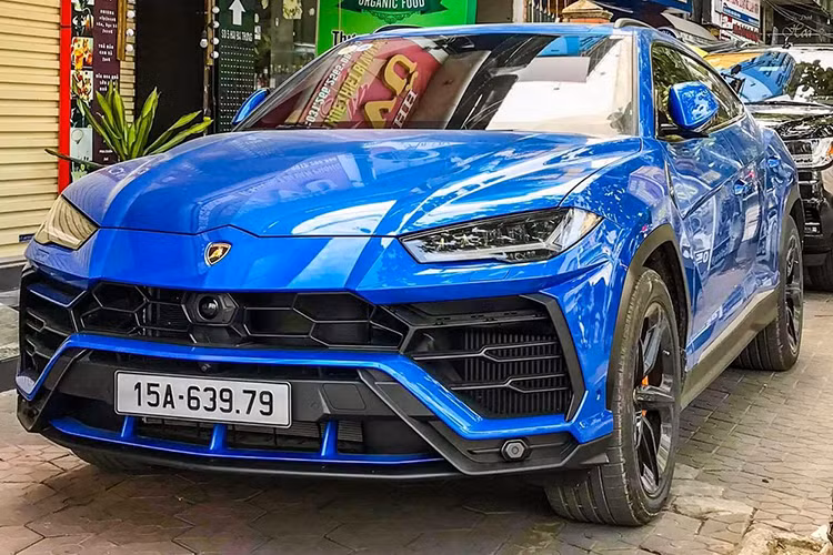 Siêu SUV Lamborghini Urus mới không phải dòng xe quá lạ lẫm và hiếm tại Việt Nam. Tuy nhiên, chiếc siêu SUV màu độc này lại khá đặc biệt với bộ mâm 5 chấu đơn có màu đen bóng, để lộ cụm phanh màu cam phía bên trong. Màu sơn toàn bộ ngoại thất xe cũng là màu xanh Blu Eleos.