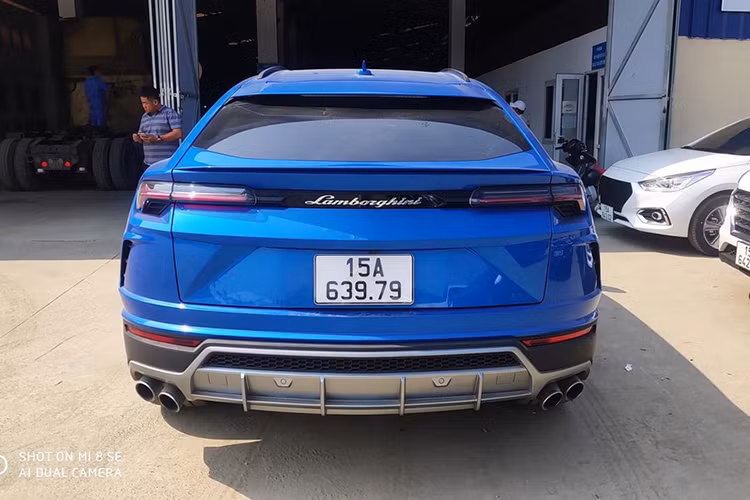 Về kích thước, Lamborghini Urus mới có trục cơ sở 3.003mm, tổng thể (Dài x Rộng x Cao) tương ứng (5.112 x 2.016 x 1.638)mm. Khoảng sáng gầm xe dao động từ 158mm tới 248mm tùy theo chế độ và điều khiển của treo khí nén. Thể tích khoang hành lý từ 616 lít đến 1.596 lít (gập ghế).