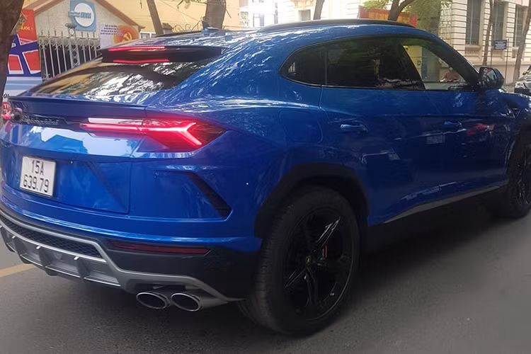 Lamborghini Urus được trang bị động cơ xăng V8, tăng áp kép, dung tích 4.0 lít, sản sinh công suất tối đa 650 mã lực và mô-men xoắn cực đại 850 Nm. Động cơ kết hợp cùng hộp số tự động 8 cấp và hệ dẫn động 4 bánh giúp Lamborghini Urus có thể tăng tốc từ vị trí xuất phát lên 100 km/h trong 3,6 giây trước khi đạt vận tốc tối đa 305 km/h.