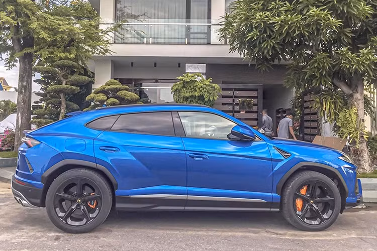 Điều khiến cư dân mạng trầm trồ chính là chiếc biển số chứa cả "thần tài lớn" và "thần tài nhỏ". Cụ thể, Lamborghini Urus biển khủng có cặp 39 - tượng trưng cho "thần tài nhỏ" và 79 - tương trưng cho "thần tài lớn". Theo giới luận biển, xe nào mà sở hữu biển số này thì chủ nhân làm ăn phát đạt, may mắn. Chưa kể, trong biển số của Urus còn có số 6 mang ý nghĩa "lộc" mang ý nghĩa tài lộc, sung túc cho chủ xe.