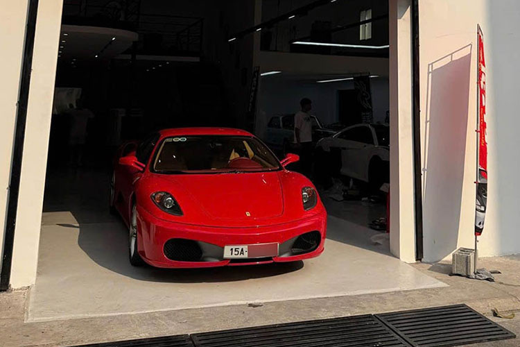 Mới đây, giới mê xe TP HCM đã khá bất ngờ khi bắt gặp 1 chiếc Ferrari F430 biển số Hải Phòng lăn bánh trên đường, lý do là dòng siêu xe này có số lượng chỉ đếm trên đầu ngón tay ở Việt Nam, và xe nào bán đều bị ông Đặng Lê Nguyên Vũ nhanh chóng mua lại.