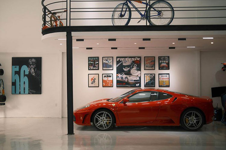 Tuy nhiên chỉ sau 2 ngày dạo chơi cùng chủ nhân, chiếc siêu xe Ferrari F430 hiếm hoi còn sót lại trên thị trường đã nhanh chóng bị ông Đặng Lê Nguyên Vũ mua về để cho vào bộ sưu tập "ngựa chồm" của mình.