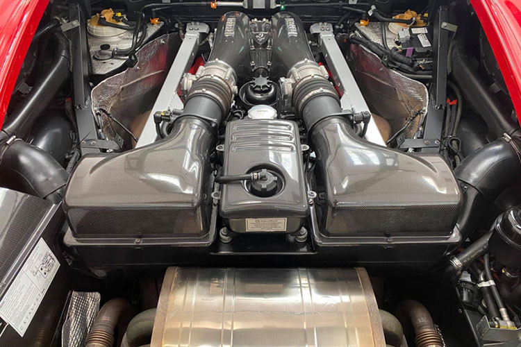 Siêu xe Ferrari F430 của Qua Vũ được trang bị động cơ V8, dung tích 4.3 lít, sản sinh công suất tối đa 490 mã lực và mô-men xoắn cực đại 465 Nm.