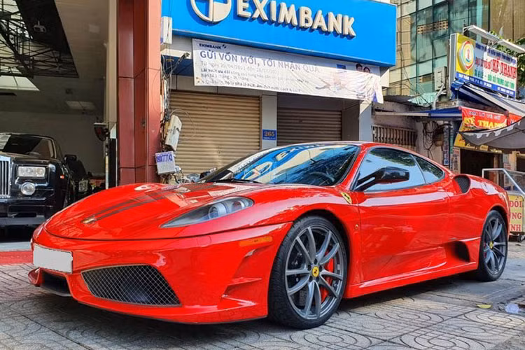 Ferrari F430 mất khoảng 4 giây để tăng tốc từ vị trí xuất phát lên 100 km/h trước khi đạt vận tốc tối đa 315 km/h. Ferrari F430 có mức tiêu thụ nhiên liệu trung bình khoảng 20 lít xăng/100km.