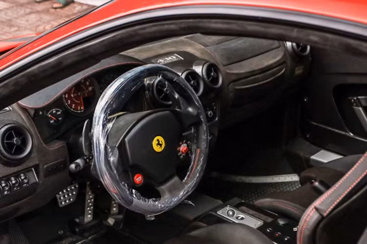 Bên trong, siêu xe Ferrari F430 sở hữu khoang nội thất bọc da cao cấp cùng vô lăng lấy cảm hứng từ những mẫu xe đua F1, tích hợp nút bấm Start/Stop Engine và núm xoay điều chỉnh chế độ lái cho xe. Phía sau là hai lẫy chuyển số to bản, cụm đồng hồ analog hiển thị đầy đủ các thông tin vận hành…