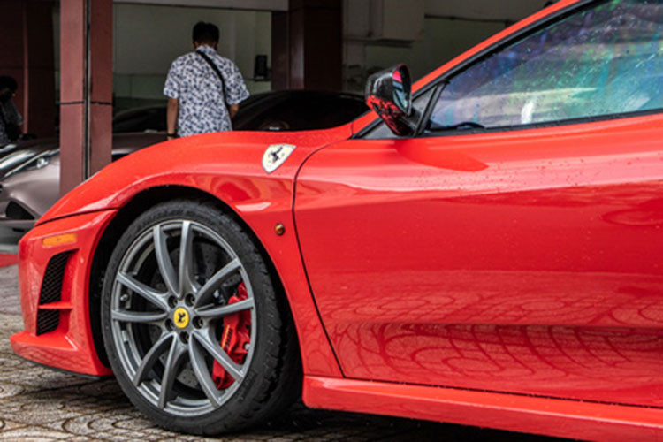 Nhằm thay thế dòng siêu xe 360, hãng siêu xe Ferrari đã cho ra mắt F430 vào năm 2004 và sản xuất đến năm 2009 thì "khai tử" để nhường chỗ cho thế hệ tiếp theo là 458 Italia.