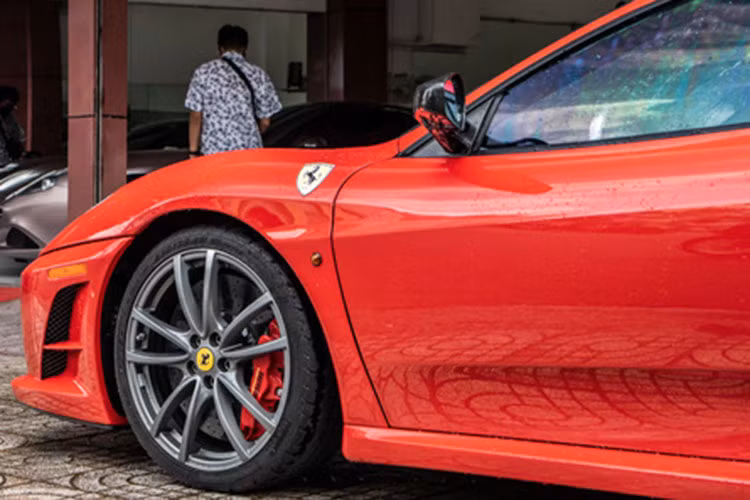 Nhằm thay thế dòng siêu xe 360, hãng siêu xe Ferrari đã cho ra mắt F430 vào năm 2004 và sản xuất đến năm 2009 thì "khai tử" để nhường chỗ cho thế hệ tiếp theo là 458 Italia.