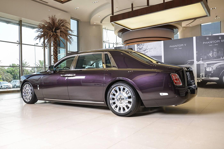 Một số công nghệ an toàn nổi bật trên Rolls-Royce Phantom thế hệ thứ VIII bao gồm; hệ thống camera toàn cảnh, tầm nhìn ban đêm, điều khiển hành trình thích ứng, cảnh báo va chạm, cảnh báo giao thông, cảnh báo người đi bộ, cảnh báo thay đổi làn đường cũng như màn hình hiển thị head-up độ nét cao.