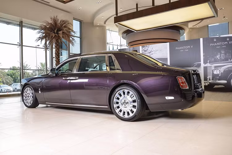 Một số công nghệ an toàn nổi bật trên Rolls-Royce Phantom thế hệ thứ VIII bao gồm; hệ thống camera toàn cảnh, tầm nhìn ban đêm, điều khiển hành trình thích ứng, cảnh báo va chạm, cảnh báo giao thông, cảnh báo người đi bộ, cảnh báo thay đổi làn đường cũng như màn hình hiển thị head-up độ nét cao.