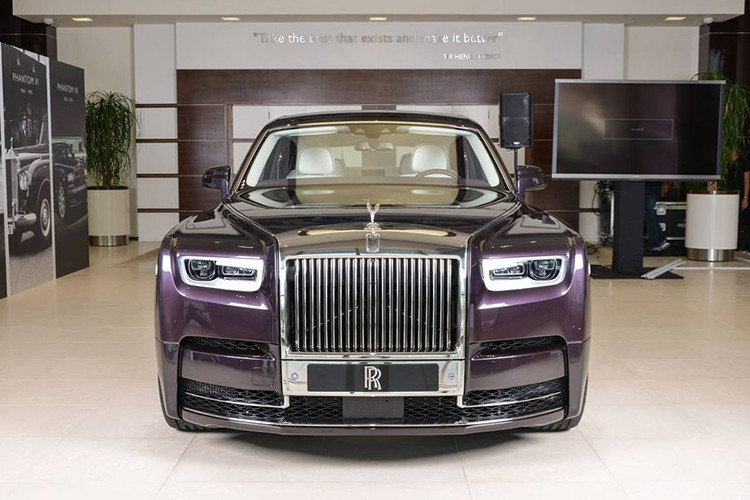 Roll-Royce Phantom VIII sở hữu khối động cơ V12 turbo 6.75L, sản sinh công suất 563 mã lực và mô-men xoắn 900Nm. Đi kèm là hệ dẫn động 4 bánh tiêu chuẩn và hộp số ZF tự động 8 cấp tích hợp hệ thống hỗ trợ vệ tinh SAT. Nhờ vào sức mạnh đó, siêu sedan này dù nặng tới 2,7 tấn vẫn có thể tăng tốc từ 0-100km/h chỉ trong 5,3 giây, nhanh hơn 0,4 giây so với "người tiền nhiệm".