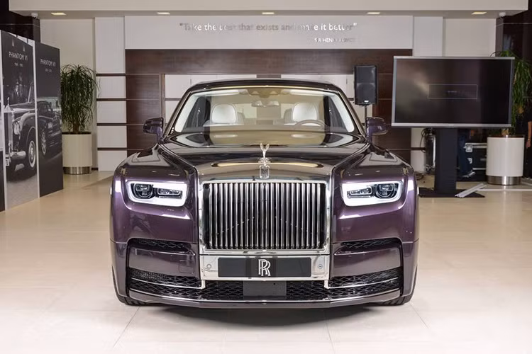 Roll-Royce Phantom VIII sở hữu khối động cơ V12 turbo 6.75L, sản sinh công suất 563 mã lực và mô-men xoắn 900Nm. Đi kèm là hệ dẫn động 4 bánh tiêu chuẩn và hộp số ZF tự động 8 cấp tích hợp hệ thống hỗ trợ vệ tinh SAT. Nhờ vào sức mạnh đó, siêu sedan này dù nặng tới 2,7 tấn vẫn có thể tăng tốc từ 0-100km/h chỉ trong 5,3 giây, nhanh hơn 0,4 giây so với "người tiền nhiệm".