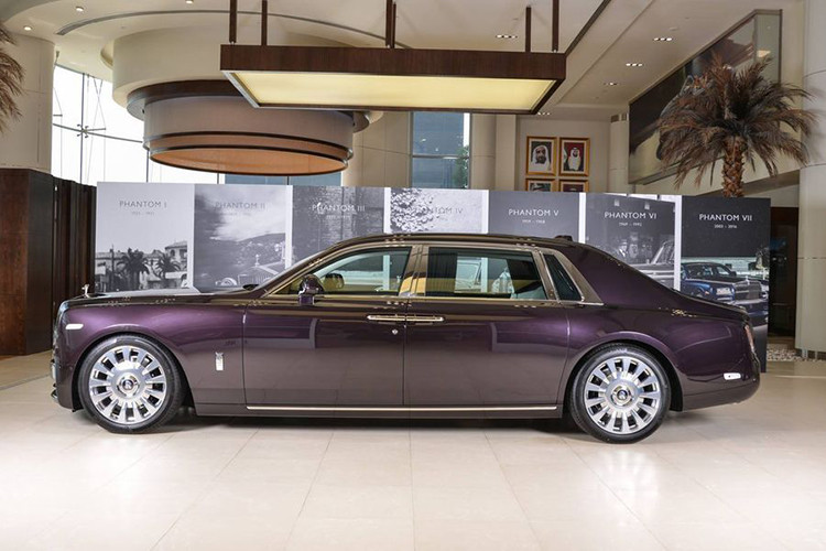 Rolls-Royce Motor Cars Hanoi hiện vẫn chưa công bố giá bán cơ sở của Phantom 2018 tại Việt Nam tuy nhiên mức giá chắc chắn không hề rẻ bởi mẫu sedan siêu sang của Anh quốc này còn phải chịu mức thuế tiêu thụ đặc biệt cao nhất, do dung tích xi-lanh của Phantom 2018 lên đến 6,75L.
