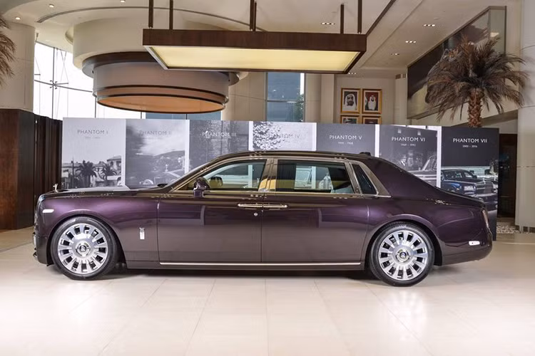 Rolls-Royce Motor Cars Hanoi hiện vẫn chưa công bố giá bán cơ sở của Phantom 2018 tại Việt Nam tuy nhiên mức giá chắc chắn không hề rẻ bởi mẫu sedan siêu sang của Anh quốc này còn phải chịu mức thuế tiêu thụ đặc biệt cao nhất, do dung tích xi-lanh của Phantom 2018 lên đến 6,75L.