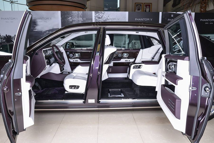 Rolls-Royce Phantom 2018 mới có nhiều chi tiết thiết kế vay mượn tự concept 100EX từng được giới thiệu trước đó. Mặt trước được bao phủ bởi lưới tản nhiệt Pantheon bằng thép không rỉ, cao hơn so với thế hệ trước. Đèn pha hoàn toàn mới của Phantom được tinh chỉnh sắc sảo hơn với điểm nhấn là cụm đèn pha laser mới có khả năng chiếu sang tới hơn 600m.