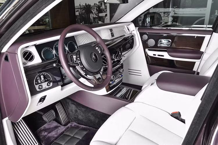 Đây là chiếc xe đầu tiên được xây dựng trên nền tảng nhôm hoàn toàn mới của hãng xe sang Rolls-Royce, được gọi là Architecture of Luxury nhờ đó giúp xe cắt giảm được 10% trọng lượng. Nền tảng này sẽ được sử dụng trên những mô hình sắp tới của thương hiệu bao gồm cả SUV Cullinan.
